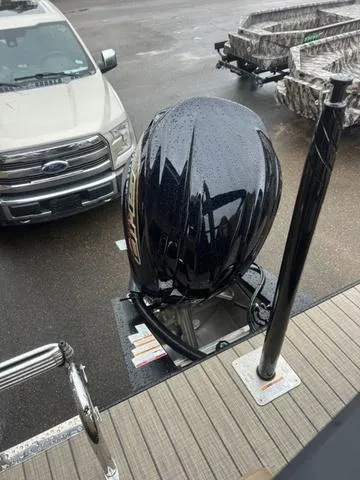 Slide: The Image of Veranda VX22RC Luxury Tri-Toon 2025 - 18