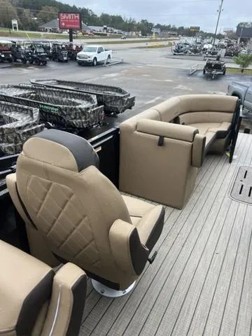 Slide: The Image of Veranda VX22RC Luxury Tri-Toon 2025 - 19