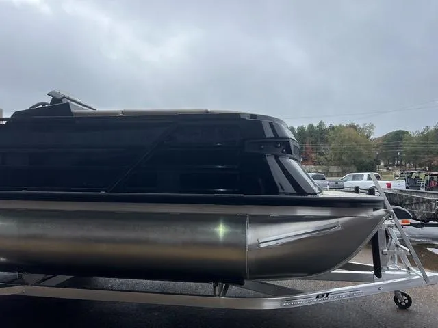 Slide: The Image of Veranda VX22RC Luxury Tri-Toon 2025 - 4