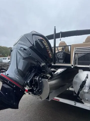 Slide: The Image of Veranda VX22RC Luxury Tri-Toon 2025 - 7