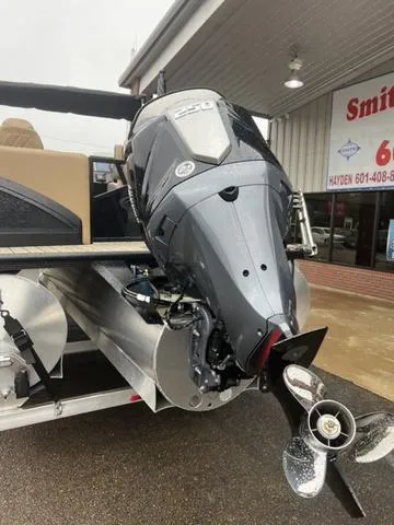 Slide: The Image of Veranda VX22RC Luxury Tri-Toon 2025 - 8