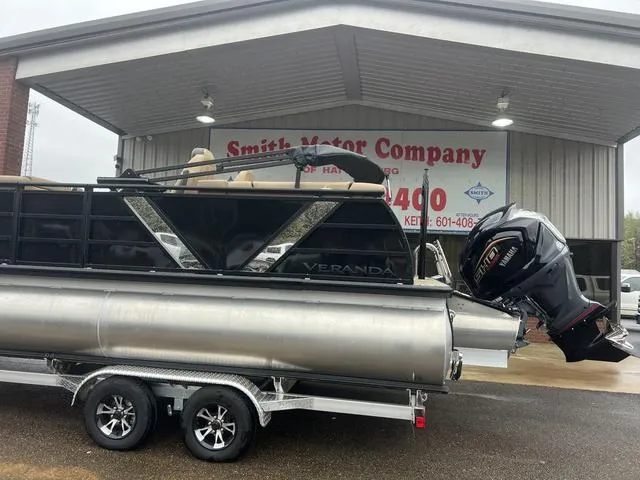 Slide: The Image of Veranda VX22RC Luxury Tri-Toon 2025 - 9