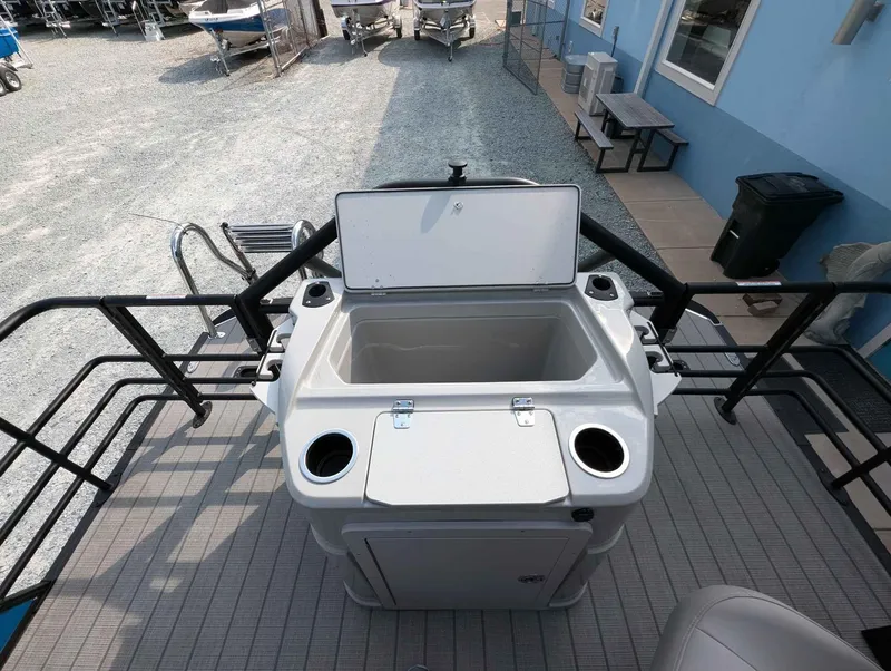 Slide: The Image of Sylvan L-3 Party Fish 2024 - 14