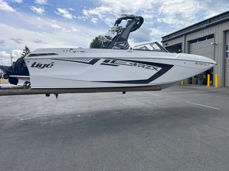 Slide: The Image of Tige 23 RZX 2018 - 2
