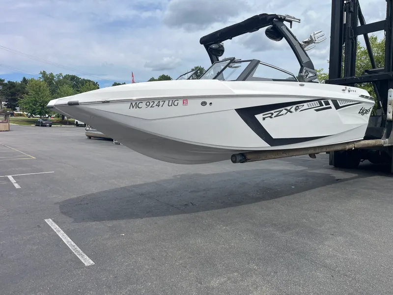 Slide: The Image of Tige 23 RZX 2018 - 1