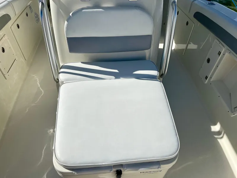 Slide: The Image of 2008 Hydra-Sports Vector 2900 CC boat seat with white cushioned upholstery. - 27
