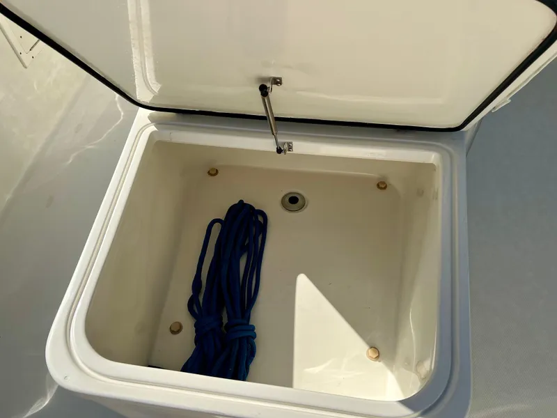 Slide: The Image of Open storage compartment on 2008 Hydra-Sports Vector 2900 CC with blue rope inside. - 31