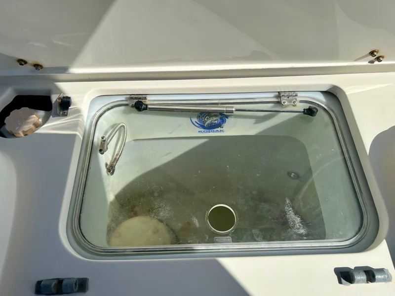 Slide: The Image of 2008 Hydra-Sports Vector 2900 CC livewell with glass lid and hydraulic support. - 32