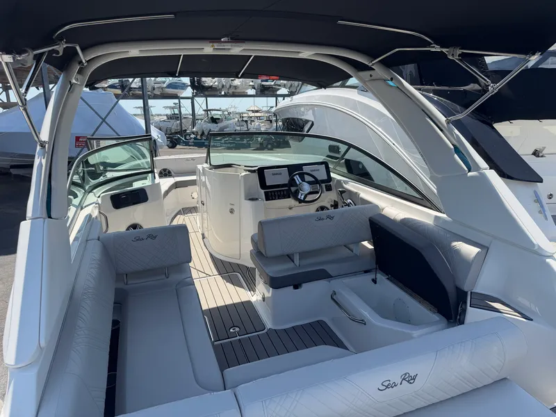 Slide: The Image of Sea Ray 250 SDX OB 2026 - 3