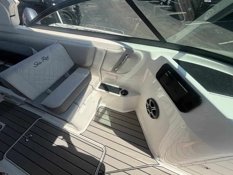 Slide: The Image of Sea Ray 250 SDX OB 2026 - 5