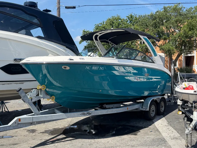 Slide: The Image of Sea Ray 250 SDX OB 2026 - 0