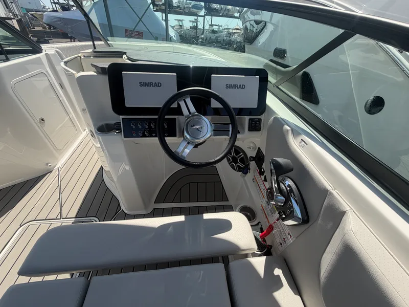 Slide: The Image of Sea Ray 250 SDX OB 2026 - 10