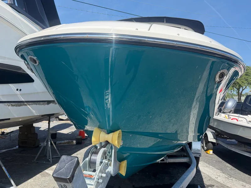 Slide: The Image of Sea Ray 250 SDX OB 2026 - 19