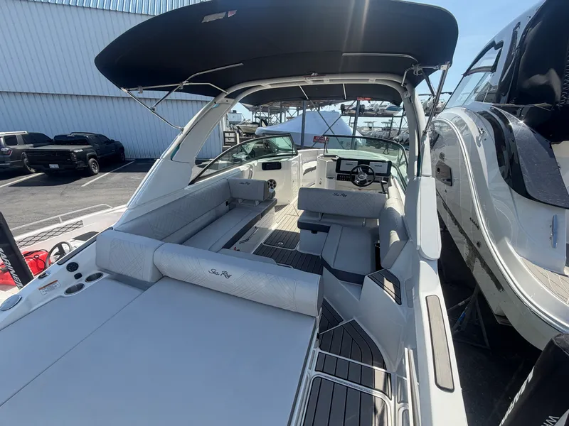 Slide: The Image of Sea Ray 250 SDX OB 2026 - 2
