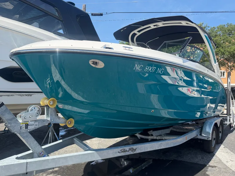 Slide: The Image of Sea Ray 250 SDX OB 2026 - 18