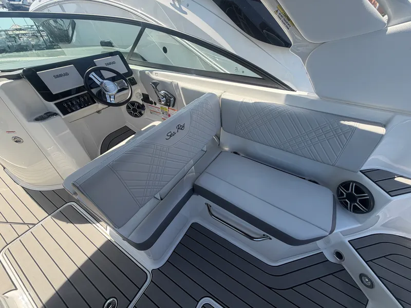 Slide: The Image of Sea Ray 250 SDX OB 2026 - 7