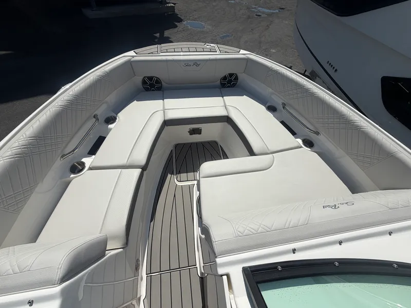 Slide: The Image of Sea Ray 250 SDX OB 2026 - 8