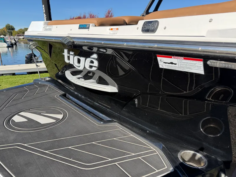 Slide: The Image of Tige 20 RZX 2022 - 8