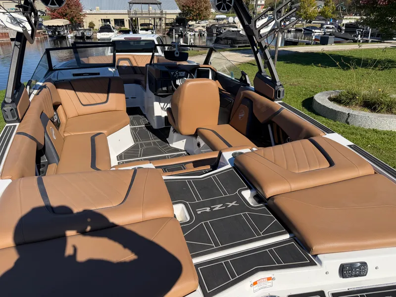 Slide: The Image of Tige 20 RZX 2022 - 15