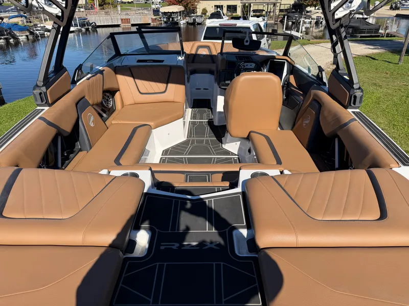 Slide: The Image of Tige 20 RZX 2022 - 17