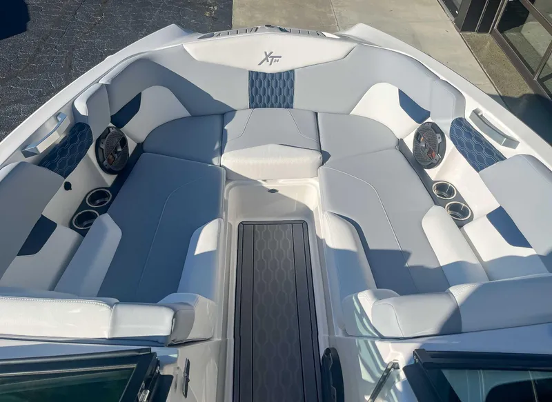 Slide: The Image of MasterCraft XT24 2022 - 10