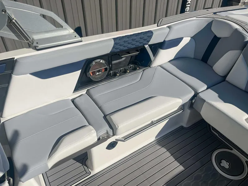 Slide: The Image of MasterCraft XT24 2022 - 15