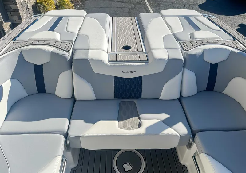 Slide: The Image of MasterCraft XT24 2022 - 16