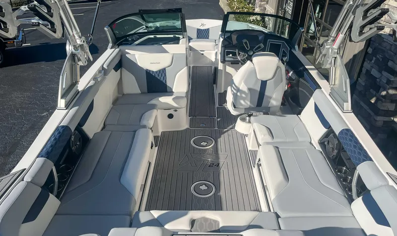 Slide: The Image of MasterCraft XT24 2022 - 9