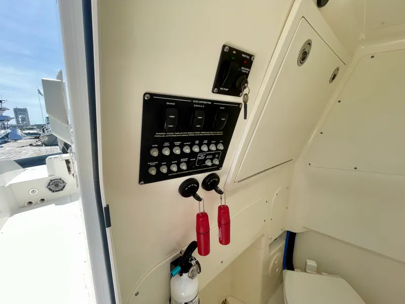 Slide: The Image of Boston Whaler 280 DAUNTLESS 2023 - 17