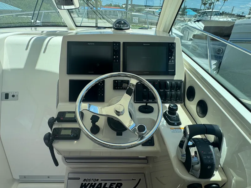 Slide: The Image of Boston Whaler 315 CONQUEST 2018 - 25