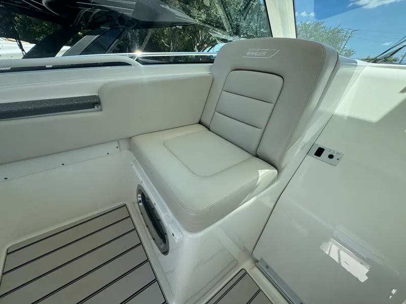 Slide: The Image of Boston Whaler 315 CONQUEST 2018 - 21