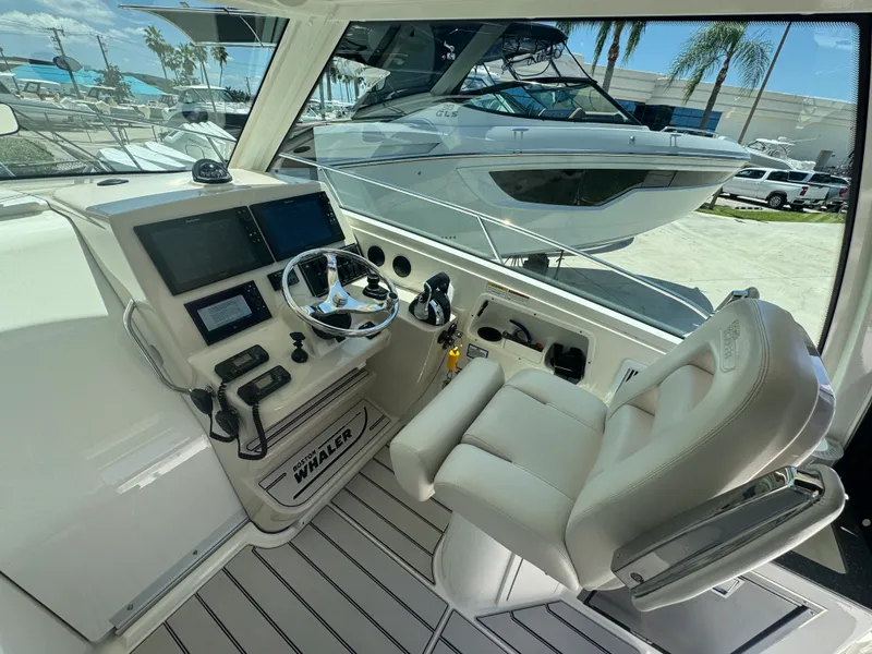 Slide: The Image of Boston Whaler 315 CONQUEST 2018 - 30