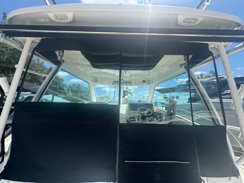 Slide: The Image of Boston Whaler 315 CONQUEST 2018 - 14