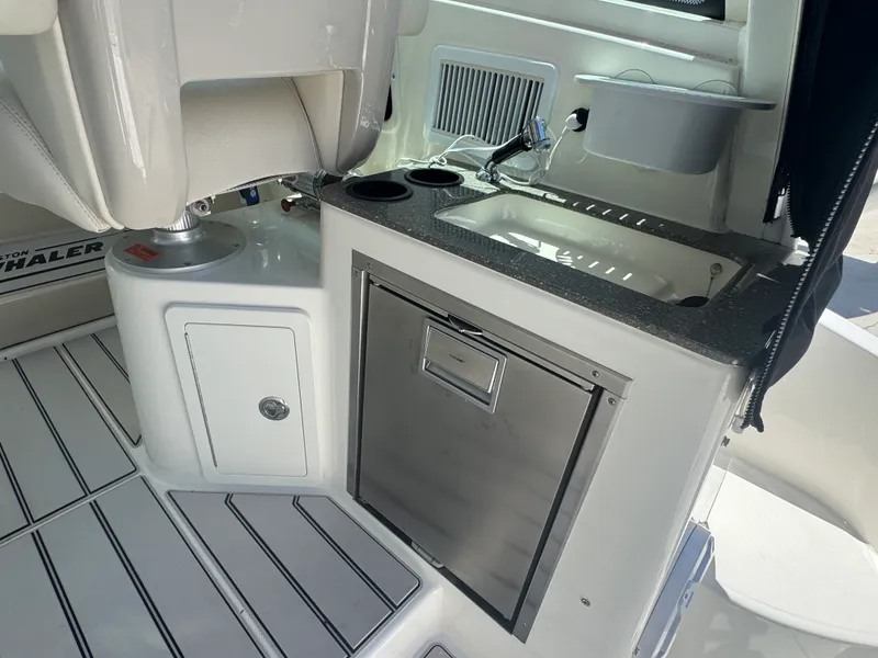 Slide: The Image of Boston Whaler 315 CONQUEST 2018 - 18