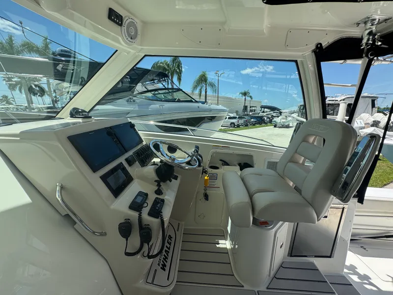 Slide: The Image of Boston Whaler 315 CONQUEST 2018 - 28