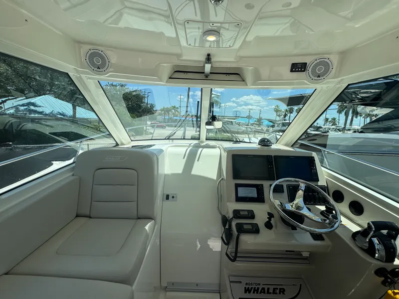Slide: The Image of Boston Whaler 315 CONQUEST 2018 - 31