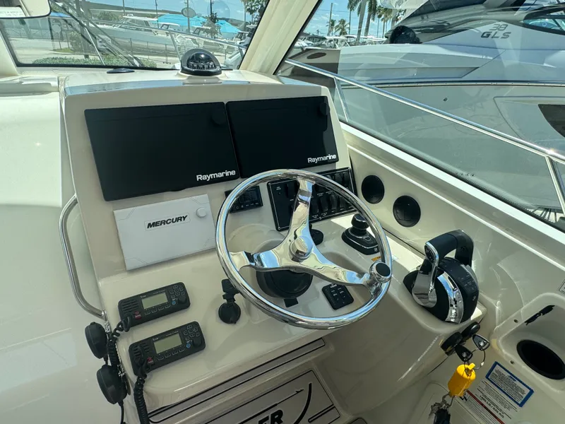 Slide: The Image of Boston Whaler 315 CONQUEST 2018 - 24