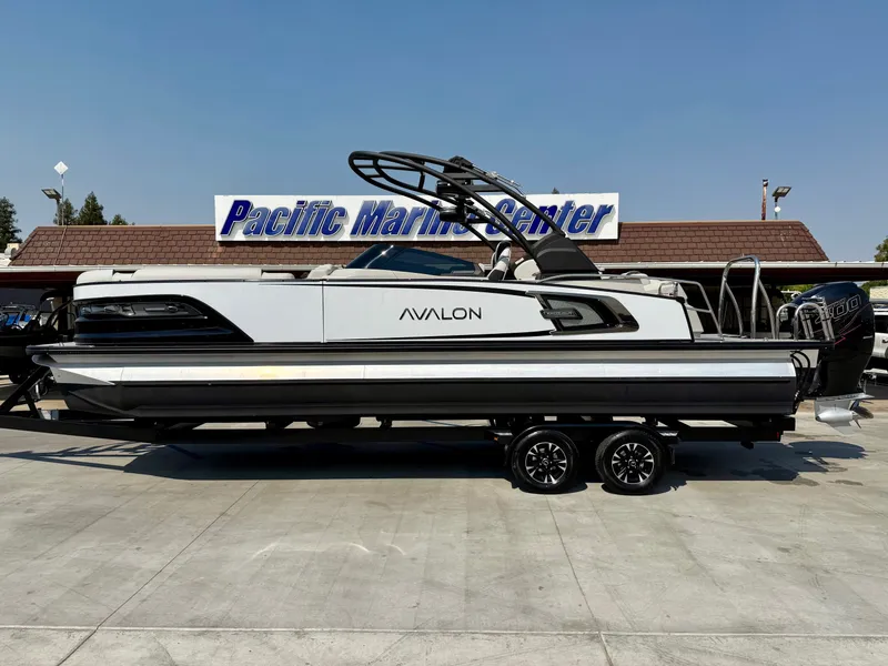 The Image of Avalon Excalibur Elite Windshield 27' - 400HP Mercury Racing! 2022 - 1