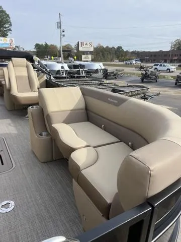 Slide: The Image of Veranda VR22RC Deluxe Tri-Toon 2024 - 12