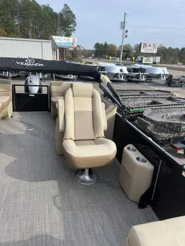 Slide: The Image of Veranda VR22RC Deluxe Tri-Toon 2024 - 13