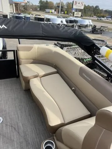 Slide: The Image of Veranda VR22RC Deluxe Tri-Toon 2024 - 14