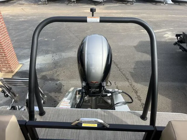 Slide: The Image of Veranda VR22RC Deluxe Tri-Toon 2024 - 16