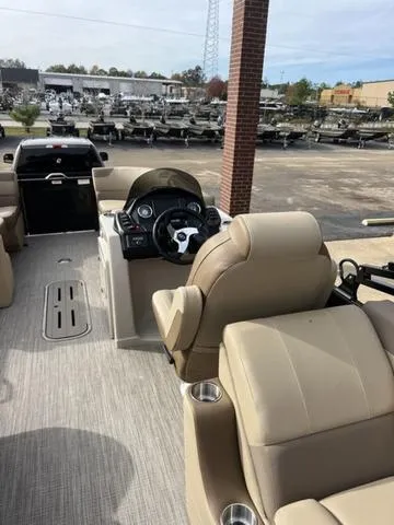 Slide: The Image of Veranda VR22RC Deluxe Tri-Toon 2024 - 17