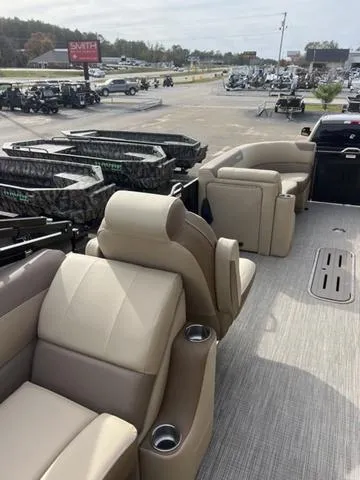 Slide: The Image of Veranda VR22RC Deluxe Tri-Toon 2024 - 18