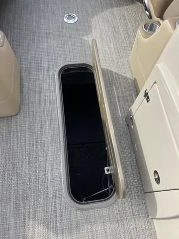 Slide: The Image of Veranda VR22RC Deluxe Tri-Toon 2024 - 19