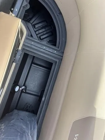 Slide: The Image of Veranda VR22RC Deluxe Tri-Toon 2024 - 20