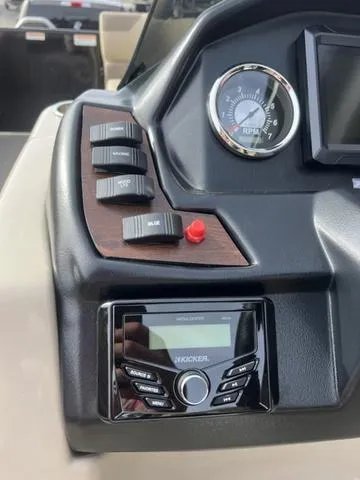 Slide: The Image of Veranda VR22RC Deluxe Tri-Toon 2024 - 21