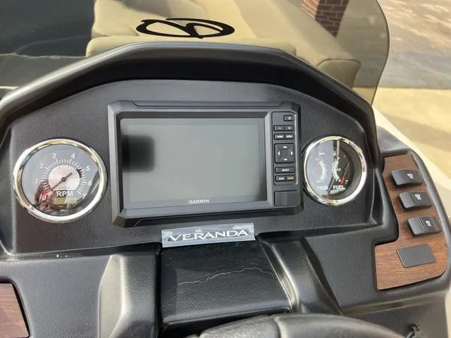 Slide: The Image of Veranda VR22RC Deluxe Tri-Toon 2024 - 22