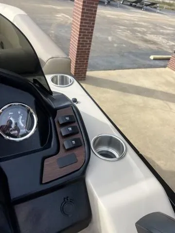 Slide: The Image of Veranda VR22RC Deluxe Tri-Toon 2024 - 23