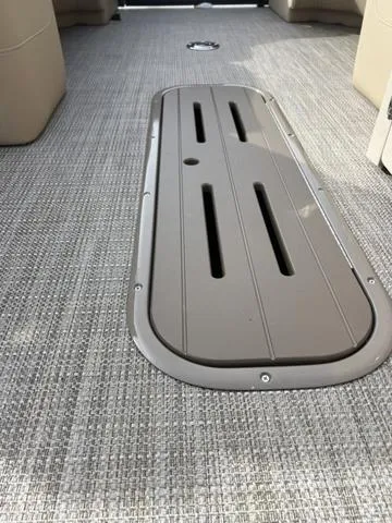 Slide: The Image of Veranda VR22RC Deluxe Tri-Toon 2024 - 24